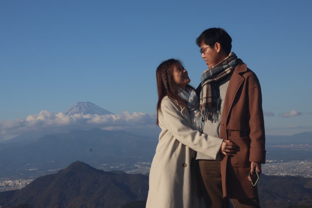 兩人於富士山前相依而望